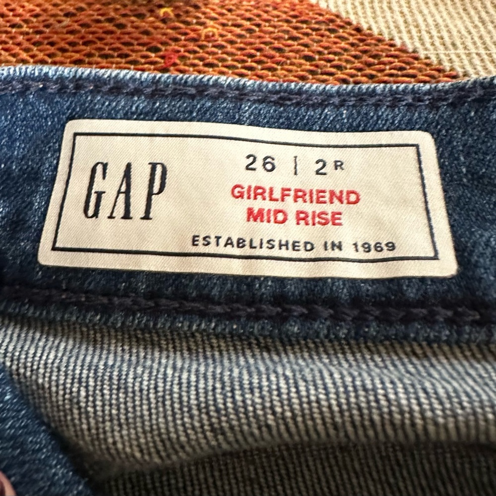 GAP Women’s Girlfriend Mid Rise Crop Jeans. Size 2, waist 26”. Like new - Picture 3 of 3